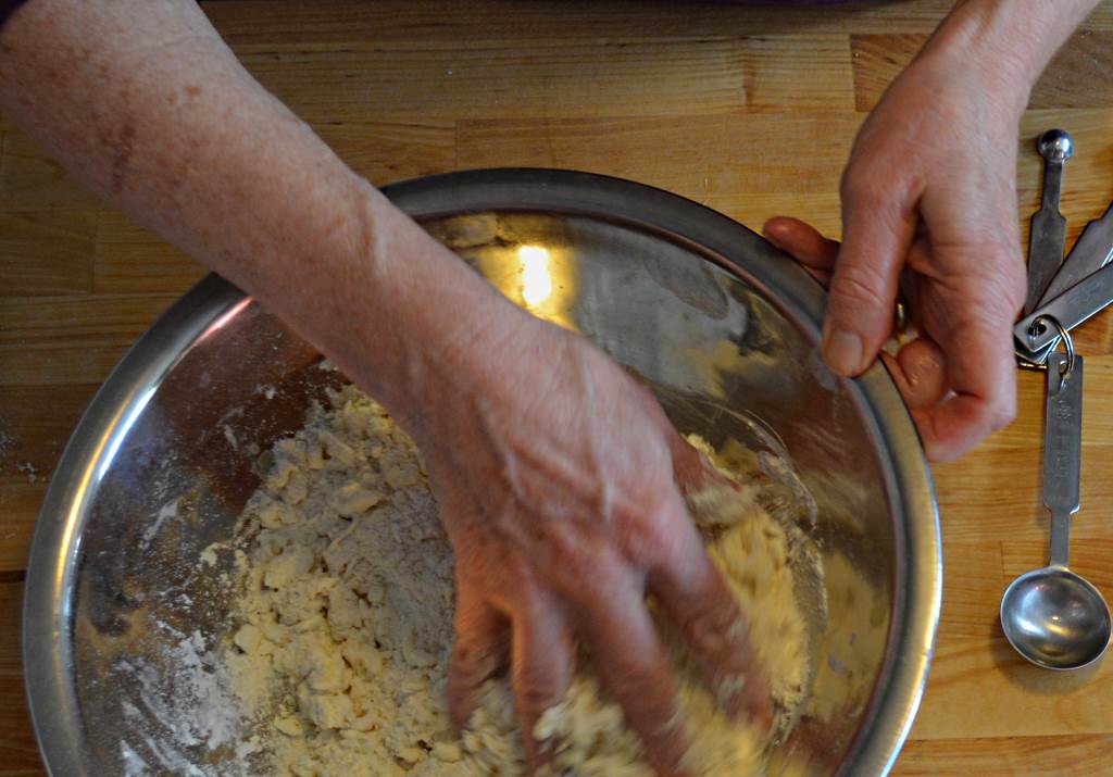 Best-Pie-Dough-incorporating-water-by-hand