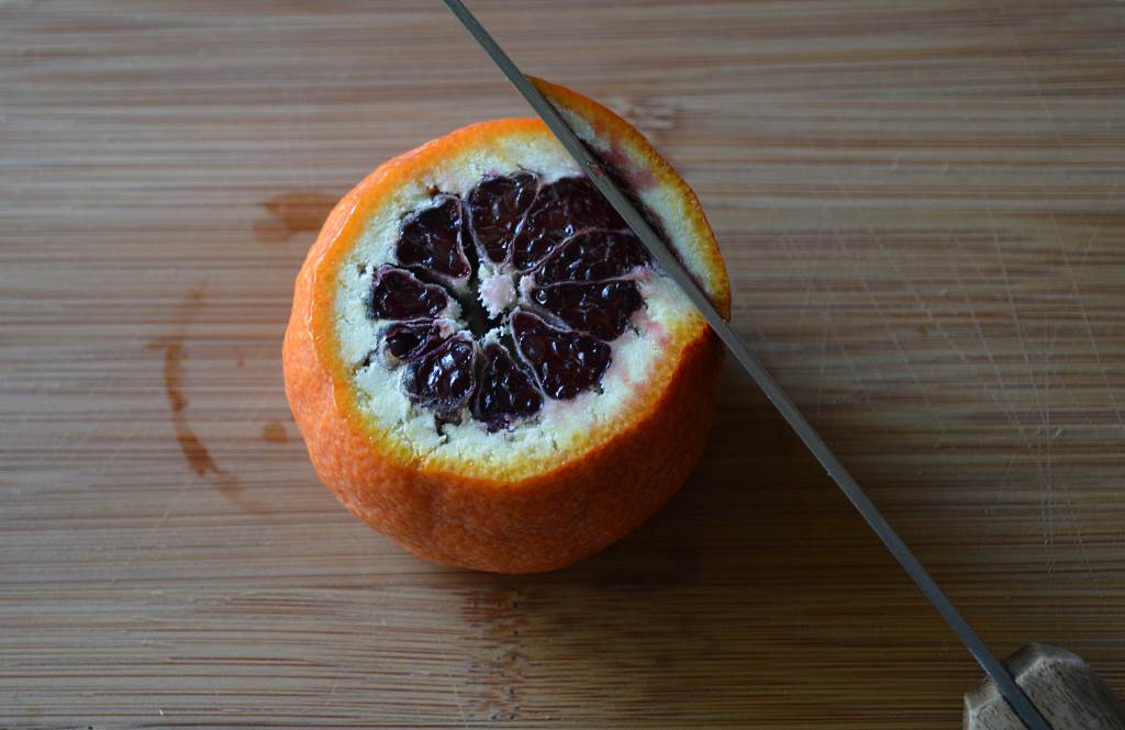 Painted-Tart-with-Blood-Oranges-removing-side-rind-for-slicing
